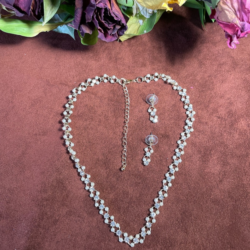 Fashion Gold with fake pearls and cubic zirconia's necklace and earrings set